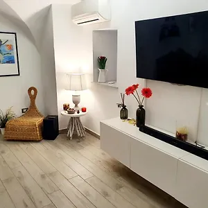 Vhome Exclusive Living , Aeroporto di Catania Fontana Rossa Italia